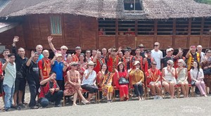 Saat Bule-bule Peserta West Sumatra Rally Yacht 2022 Berkunjung ke Nias
