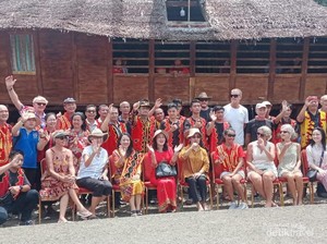 Saat Bule-bule Peserta West Sumatra Rally Yacht 2022 Berkunjung ke Nias