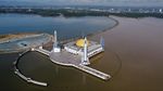 Pesona Masjid di Tengah Teluk Kendari