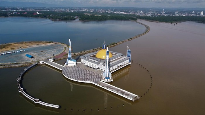 Masjid Al Alam yang berada di kawasan Kendari, Sulawesi Tenggara, mencuri perhatian masyarakat. Pasalnya, masjid ini dibangun di Teluk Kendari. Ini potretnya.