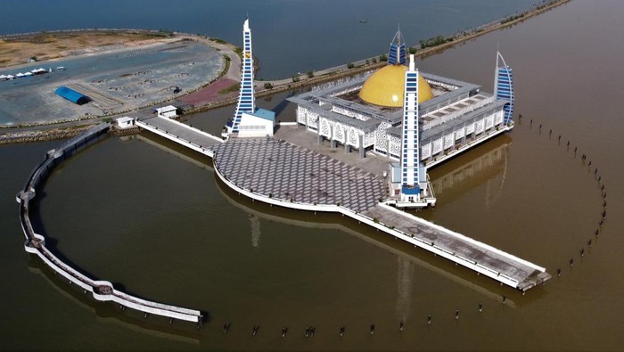 Masjid Al Alam yang berada di kawasan Kendari, Sulawesi Tenggara, mencuri perhatian masyarakat. Pasalnya, masjid ini dibangun di Teluk Kendari. Ini potretnya.