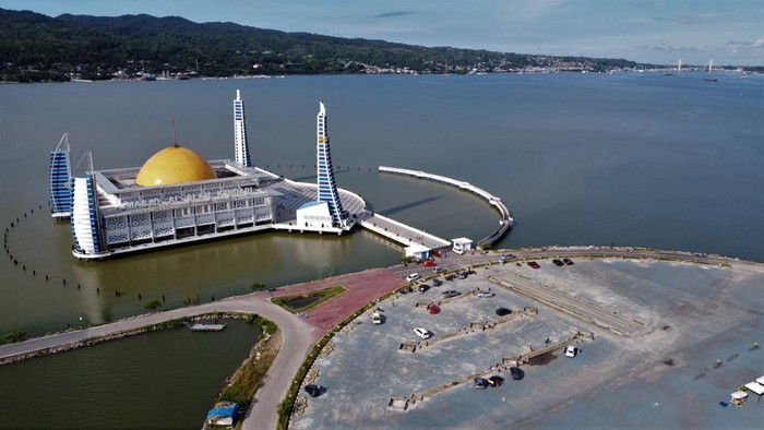 Masjid Al Alam yang berada di kawasan Kendari, Sulawesi Tenggara, mencuri perhatian masyarakat. Pasalnya, masjid ini dibangun di Teluk Kendari. Ini potretnya.