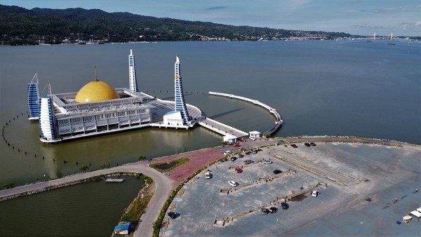 Foto udara suasana Masjid Al Alam di Kendari, Sulawesi Tenggara, Senin (4/4/2022).