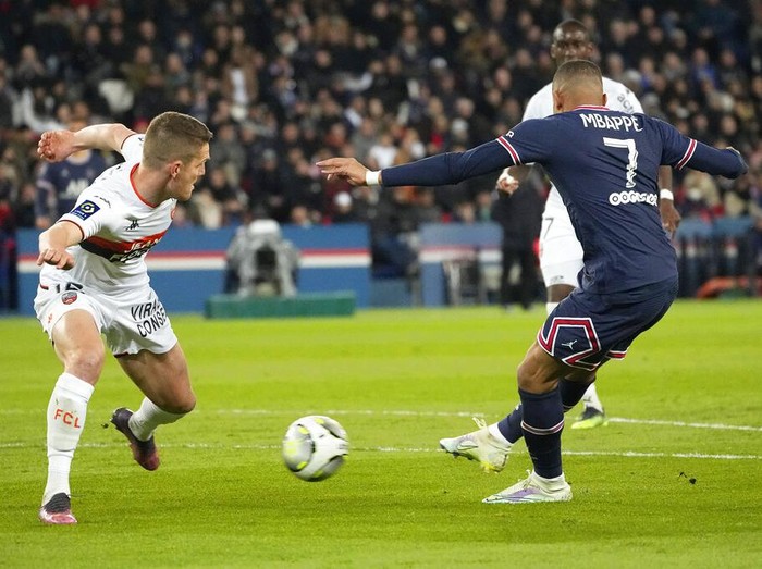 PSG's Neymar scores his side's opening goal during the French League One soccer match between Paris Saint Germain and FC Lorient at Parc des Princes stadium in Paris, Sunday, April 3, 2022. (AP Photo/Michel Euler)
