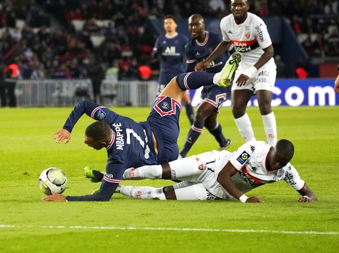 PSG's Neymar scores his side's opening goal during the French League One soccer match between Paris Saint Germain and FC Lorient at Parc des Princes stadium in Paris, Sunday, April 3, 2022. (AP Photo/Michel Euler)