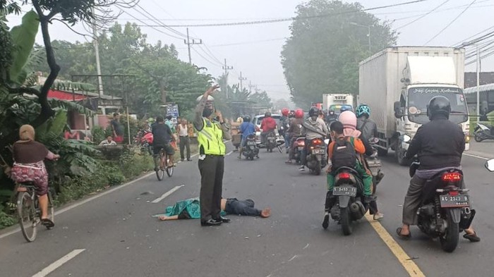 Polisi mengatur lalin di TKP Laka