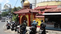 Masjid Al Imtizaj di Kota Bandung adalah masjid dengan sentuhan Tionghoa yang menarik. Didominasi oleh warna emas, kuning dan merah, menjadikan tempat ini mirip seperti klenteng. Namun, sebagai ciri khas masjid, Masjid Al Imtizaj juga memiliki kubah di atasnnya. (Wisma Putra/detikcom)