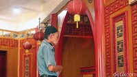 Bangunan masjid didominasi dengan warna dominan yang dipadukan dengan warna emas.