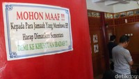 Masjid ini memilki dua lantai, lantai satu digunakan jemaah pria dan lantai dua digunakan untuk jemaah wanita.