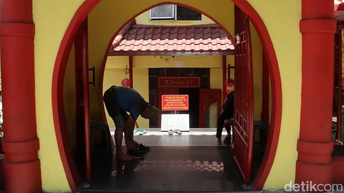 Potret Masjid Al-Imtizaj Berarsitektur Tionghoa Masjid Al-Imtizaj merupakan satu dari beberapa masjid di Kota Bandung dengan arsitektur Tionghoa. Warna merah mendominasi bangunan masjid.