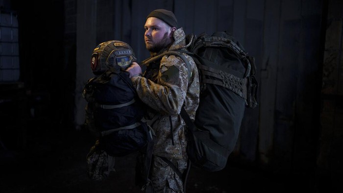 Potret Para Pejuang Sukarelawan Ukraina, dari Wanita Hingga Aktor Terkenal Ribuan orang secara sukarela bergabung dengan Pasukan Pertahanan Teritorial Ukraina dan melawan invasi Rusia. Tua, muda, warga lokal hingga asing.