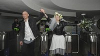 Perang yang masih berlangsung antara Rusia dan Ukraina tak menghentikan keinganan Anastasia dan Anton untuk melangsungkan upacara pernikahan.  