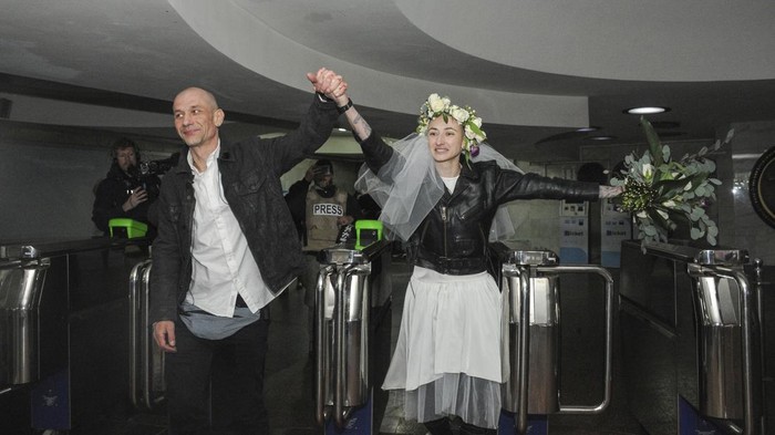 Potret Pasangan di Ukraina Gelar Upacara Pernikahan di Tengah Perang Perang Rusia-Ukraina tak gentarkan semangat Anastasia dan Anton untuk menikah. Upacara pernikahan pasangan ini digelar di Kharkiv, Ukraina, akhir pekan lalu