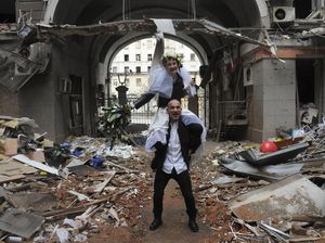 Menikah Saat Perang Ukraina, Prewed di Gedung Hancur Kena Bom Rusia