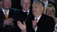 Diketahui, Hungaria sangat bergantung pada energi Rusia dan Orban telah menghindari peluang untuk mengutuk serangan Putin terhadap negara tetangganya, memperumit upaya Uni Eropa untuk menghadirkan front persatuan melawan Putin. Meskipun jajak pendapat memperkirakan persaingan yang lebih ketat, Partai Fidesz pimpinan Orban menang dengan nyaman di sebagian besar negara. Sementara pemimpin oposisi Peter Marki-Zay bahkan gagal menang di distriknya sendiri, di mana dia pernah menjabat sebagai wali kota. AP Photo/Petr David Josek.