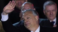Orban telah menguasai ketat lembaga peradilan, media dan pendidikan Hungaria selama 12 tahun berkuasa, yang sekarang akan diperpanjang hingga 2026. Dia telah mendorong undang-undang yang menargetkan migran dan komunitas LGBTQ dan telah berbicara tentang niatnya untuk membangun negara tidak liberal di dalam UE. AP Photo/Petr David Josek.