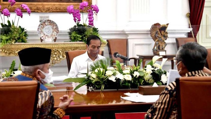 Presiden Joko Widodo menerima Pansel Badan Pengelola Keuangan Haji (BPKH). Pansel BPKH menyerahkan 14 nama calon anggota Badan Pelaksana dan 10 orang.