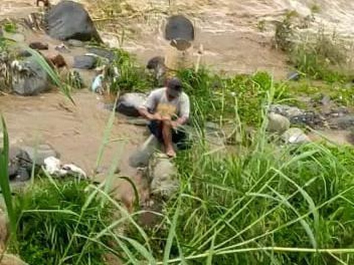 Pria terjebak banjir di Sungai Serayu Wonosobo selama dua jam berhasil diselamatkan, Senin (4/4/2022).