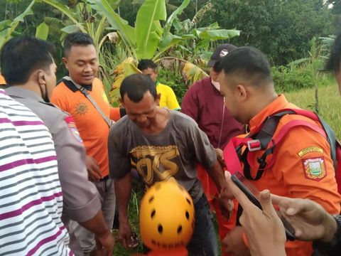 Pria terjebak banjir di Sungai Serayu Wonosobo selama dua jam berhasil diselamatkan, Senin (4/4/2022).
