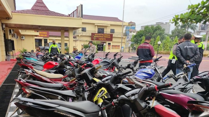 Puluhan motor disita Polres Tanjungbalai gegara balap liar di waktu sahur on the road.