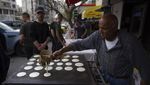 Melihat Pasar Takjil di Palestina, Banyak Street Food yang Enaaak