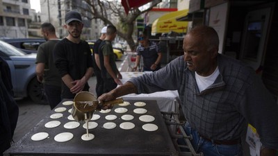 Melihat Pasar Takjil di Palestina, Banyak Street Food yang Enaaak