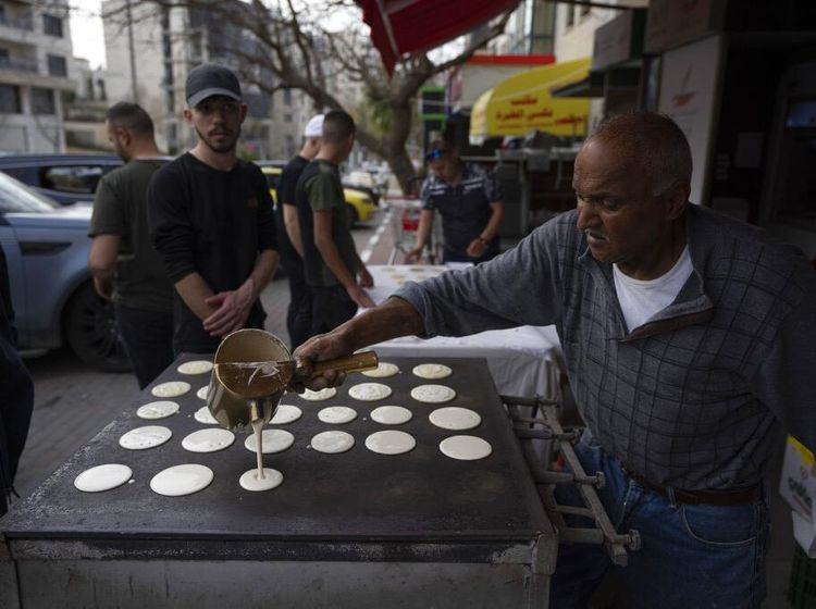 Melihat Pasar Takjil di Palestina, Banyak Street Food yang Enaaak