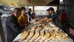 Melihat Pasar Takjil di Palestina, Banyak Street Food yang Enaaak