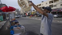Pedagang membuat roti Shrak, di Tepi Barat, Palestina, Sabtu (2//3/2022). (AP Photo/Nasser Nasser)