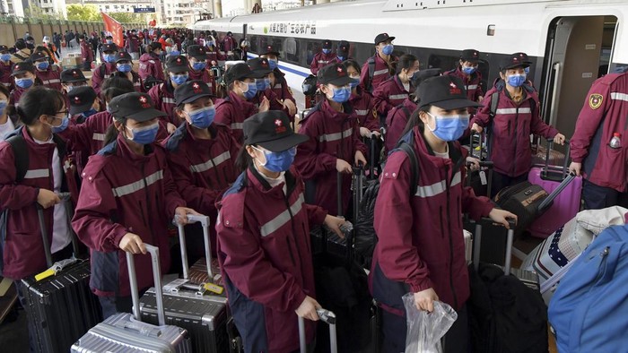 Lockdown di salah satu kota terbesar China, Shanghai, masih berlangsung. Lebih dari 10 ribu petugas kesehatan pun dikirimkan ke sana untuk bantu atasi COVID-19.