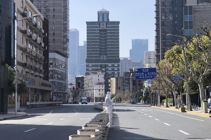 Lockdown di salah satu kota terbesar China, Shanghai, masih berlangsung. Lebih dari 10 ribu petugas kesehatan pun dikirimkan ke sana untuk bantu atasi COVID-19.