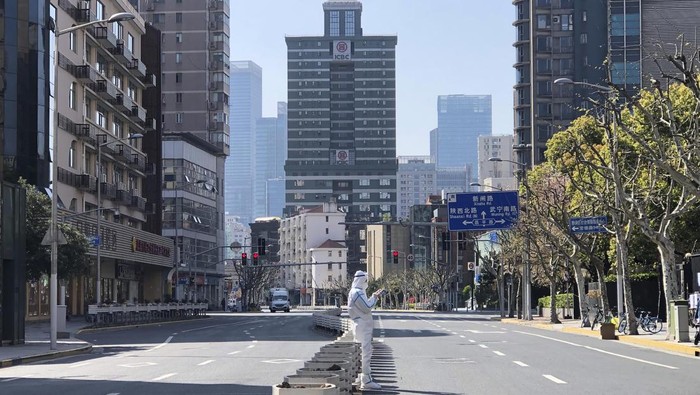 Lockdown di salah satu kota terbesar China, Shanghai, masih berlangsung. Lebih dari 10 ribu petugas kesehatan pun dikirimkan ke sana untuk bantu atasi COVID-19.