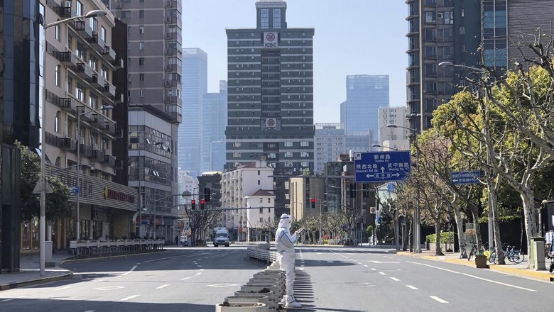 Ribuan Staf Medis Berangkat ke Shanghai Saat Lockdown, Ini Penyebabnya Lockdown di salah satu kota terbesar China, Shanghai, masih berlangsung. Lebih dari 10 ribu petugas kesehatan pun dikirimkan ke sana untuk bantu atasi COVID-19.