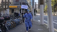 Mengutip AP, merebaknya virus Omicron BA.2 yang sangat menular menguji kemampuan China untuk mempertahankan pendekatan nol-COVID, yang bertujuan untuk menghentikan penyebaran wabah dengan mengisolasi semua orang yang dites positif baik menunjukkan gejala maupun tidak. (AP Photo/Chen Si).  