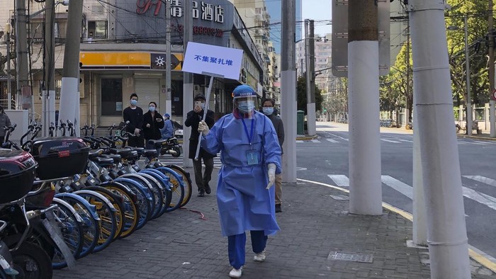 Lockdown di salah satu kota terbesar China, Shanghai, masih berlangsung. Lebih dari 10 ribu petugas kesehatan pun dikirimkan ke sana untuk bantu atasi COVID-19.