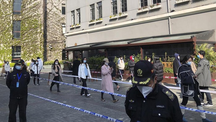 Ribuan Staf Medis Berangkat ke Shanghai Saat Lockdown, Ini Penyebabnya Lockdown di salah satu kota terbesar China, Shanghai, masih berlangsung. Lebih dari 10 ribu petugas kesehatan pun dikirimkan ke sana untuk bantu atasi COVID-19.