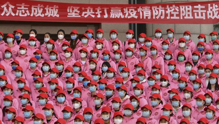 Lockdown di salah satu kota terbesar China, Shanghai, masih berlangsung. Lebih dari 10 ribu petugas kesehatan pun dikirimkan ke sana untuk bantu atasi COVID-19.