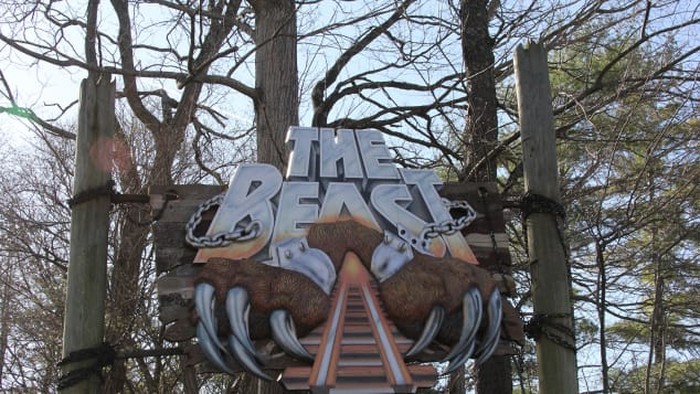 Roller coaster kayu The Beast Roller coaster kayu The Beast