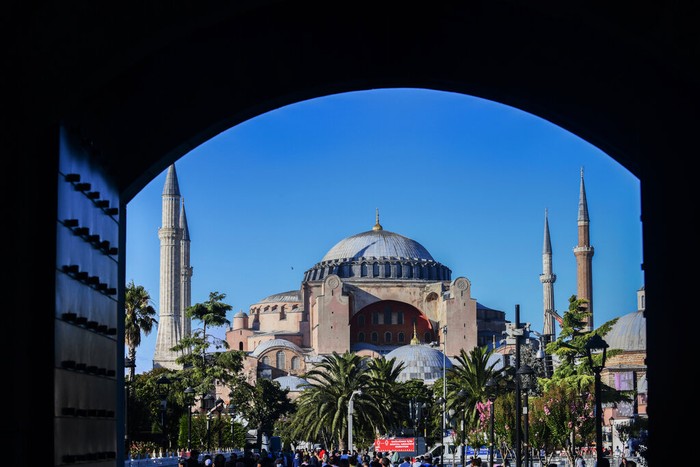 Ramadan tahun ini jadi momen yang tak terlupakan bagi umat Muslim di Turki. Pasalnya, setelah 88 tahun Hagia Sophia kembali menggelar salat Tarawih. Ini fotonya