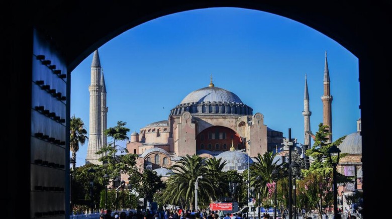 Saat Hagia Sophia Kembali Gelar Salat Tarawih Setelah 88 Tahun Ramadan tahun ini jadi momen yang tak terlupakan bagi umat Muslim di Turki. Pasalnya, setelah 88 tahun Hagia Sophia kembali menggelar salat Tarawih. Ini fotonya