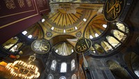Sebelumnya, Hagia Sophia difungsikan sebagai museum hingga kemudian pada tahun 2020 bangunan bersejarah yang juga menjadi ikon Kota Istanbul ini kembali berfungsi menjadi masjid. AP Photo/Yasin Akgul.  