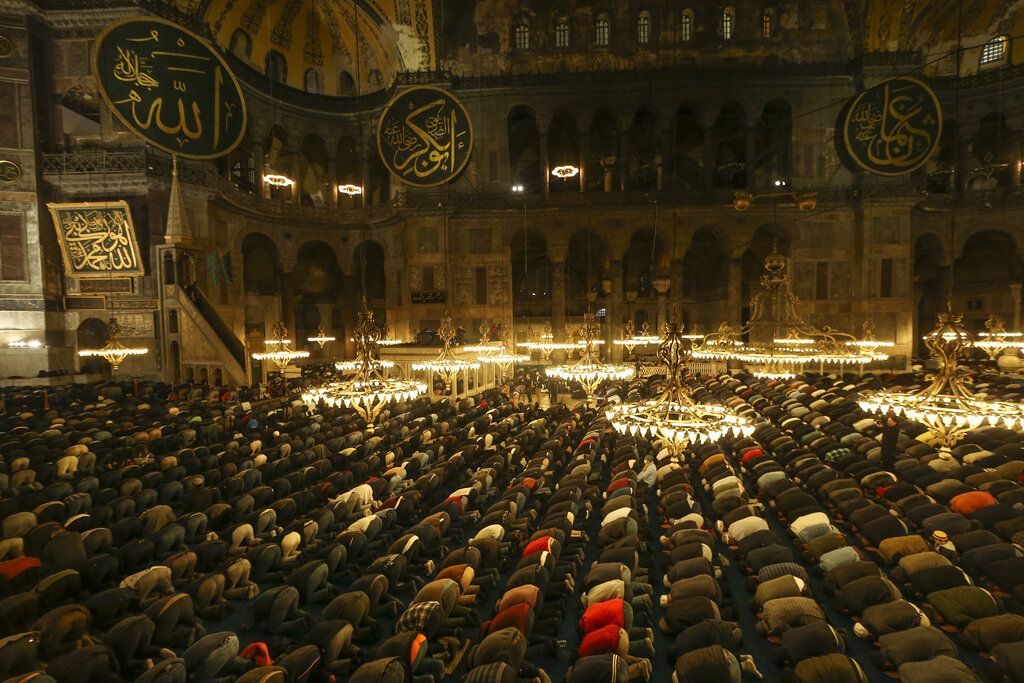 Ramadan tahun ini jadi momen yang tak terlupakan bagi umat Muslim di Turki. Pasalnya, setelah 88 tahun Hagia Sophia kembali menggelar salat Tarawih. Ini fotonya