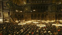 Kini saat pandemi COVID-19 mulai dapat ditanggulangi, salat Tarawih pun kembali digelar di Masjid Hagia Sophia. AP Photo/Emrah Gurel.