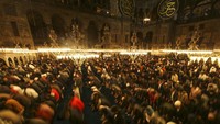 Pelaksanaan salat Tarawih di Masjid Hagia Sophia ini disambut antusias oleh umat Muslim di Turki. Mereka berdatangan ke bangunan yang masuk dalam daftar Situs Warisan Dunia UNESCO itu untuk melaksanakan salat Tarawih di sana. AP Photo/Emrah Gurel.