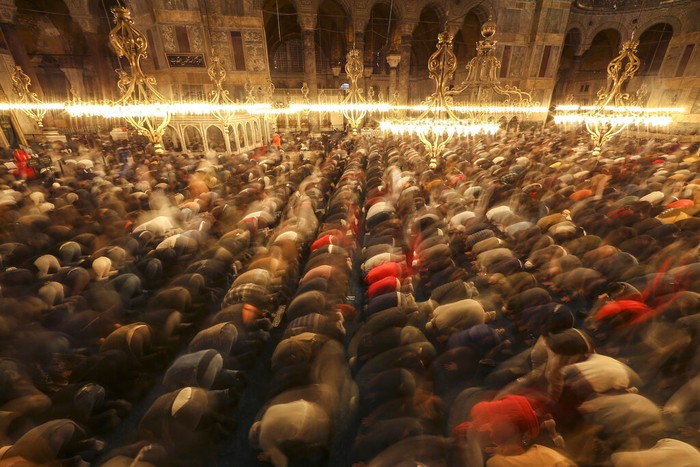Ramadan tahun ini jadi momen yang tak terlupakan bagi umat Muslim di Turki. Pasalnya, setelah 88 tahun Hagia Sophia kembali menggelar salat Tarawih. Ini fotonya