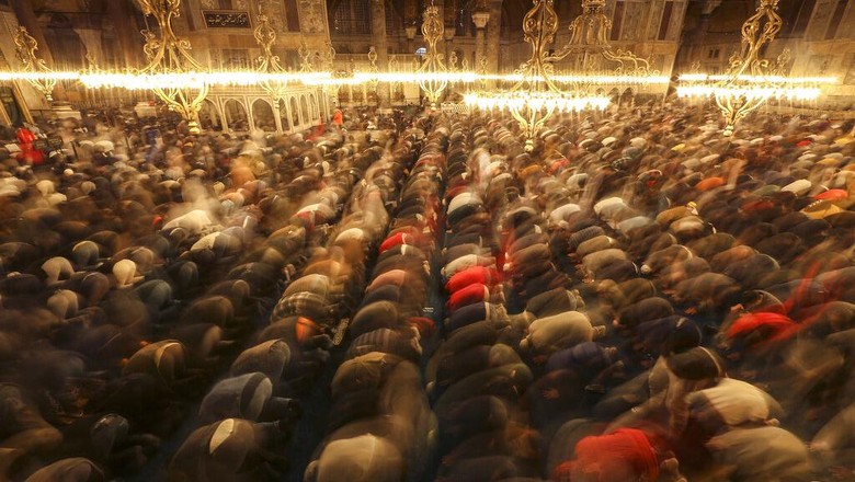 Saat Hagia Sophia Kembali Gelar Salat Tarawih Setelah 88 Tahun Ramadan tahun ini jadi momen yang tak terlupakan bagi umat Muslim di Turki. Pasalnya, setelah 88 tahun Hagia Sophia kembali menggelar salat Tarawih. Ini fotonya