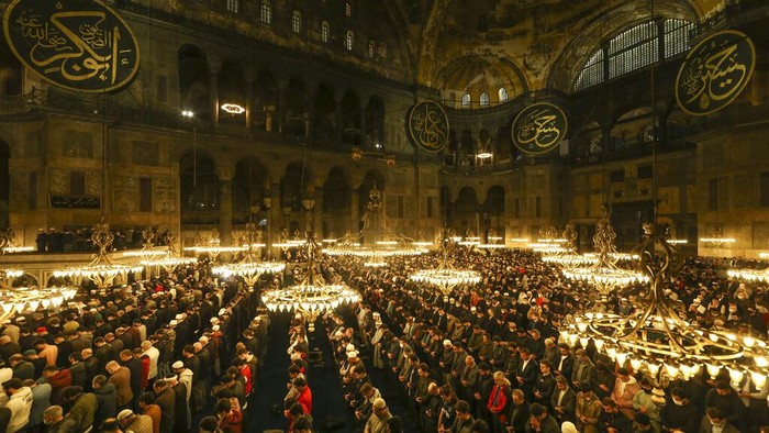 Saat Hagia Sophia Kembali Gelar Salat Tarawih Setelah 88 Tahun Ramadan tahun ini jadi momen yang tak terlupakan bagi umat Muslim di Turki. Pasalnya, setelah 88 tahun Hagia Sophia kembali menggelar salat Tarawih. Ini fotonya
