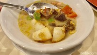 Soto Betawi di sini creamy gurih. Potonan dagingnya juga cukup besar. Dijamin ketagihan menikmati makanan di sini. Foto: detikFood/Yenny Mustika Sari