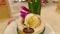 Dessert berupa Iced Habibie juga tak boleh dilewatkan. Isiannya komplet, teridiri dari es krim durian, bubur sumsum, boba, dan lainnya. Foto: detikFood/Yenny Mustika Sari