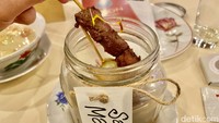 Aneka menu Nusantara yang menggugah selera bisa kamu cicipi. Salah satunya Sate Maranggi yang gurih berempah dan super empuk. Dinikmati bersama acar dan sambal oncom yang pedas nendang. Foto: detikFood/Yenny Mustika Sari